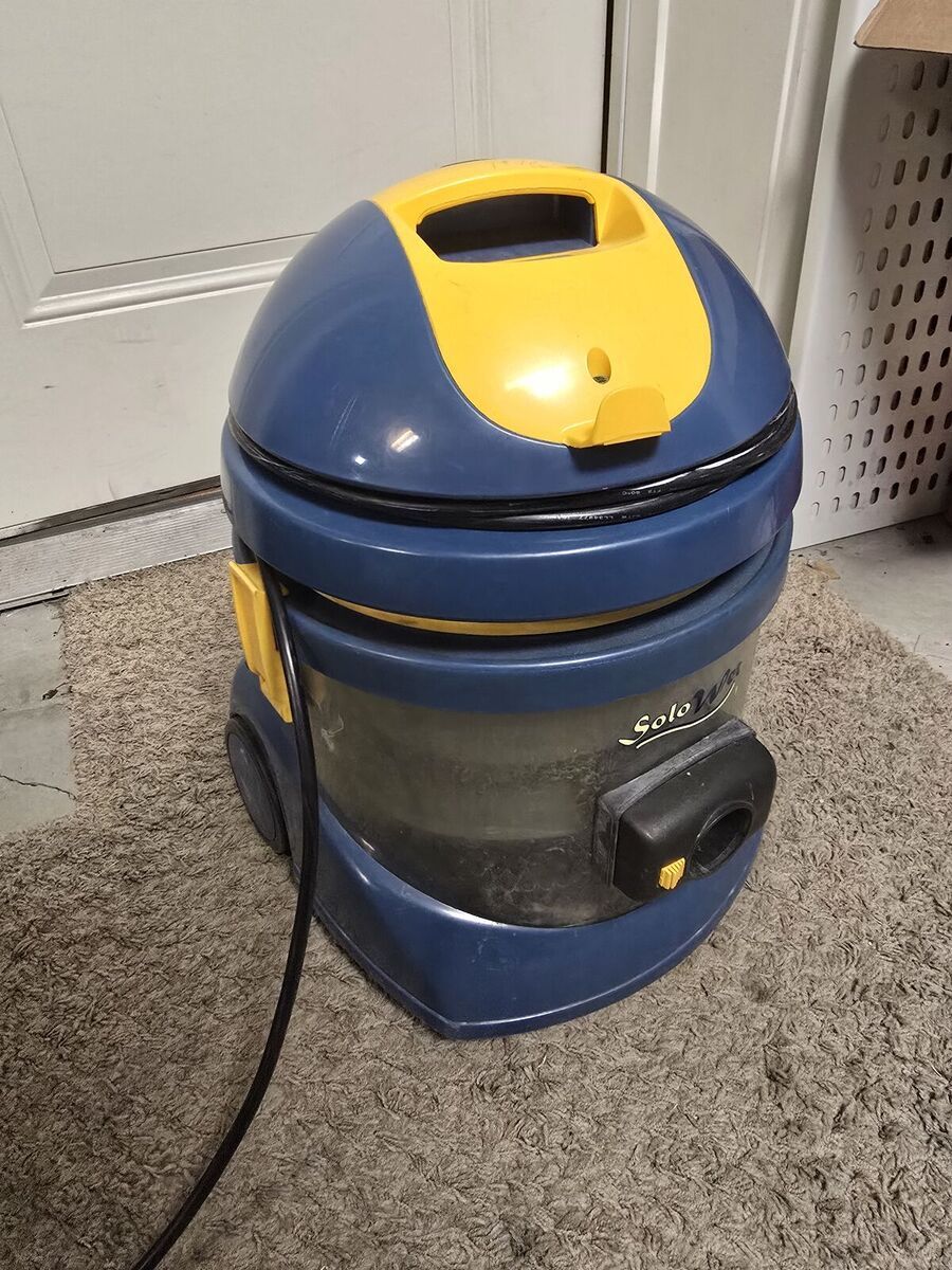 SOLO vet/dry vac for cleaning both liquid spills and dry debris