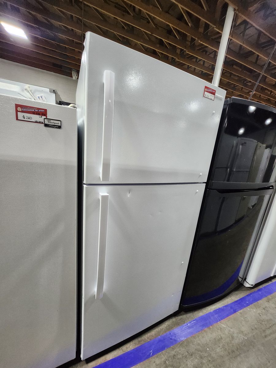 NICE INSIGNIA TOP AND BOTTOM FRIDGE! W-WARRANTY
