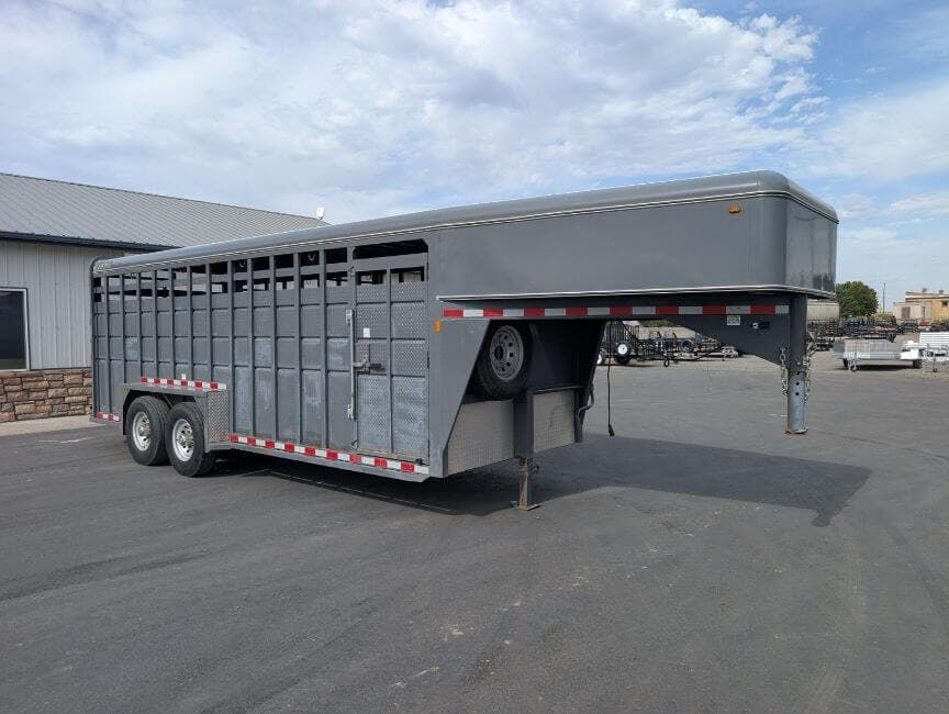 2018 Snake River Maverick 20' Gooseneck Stock Trailer