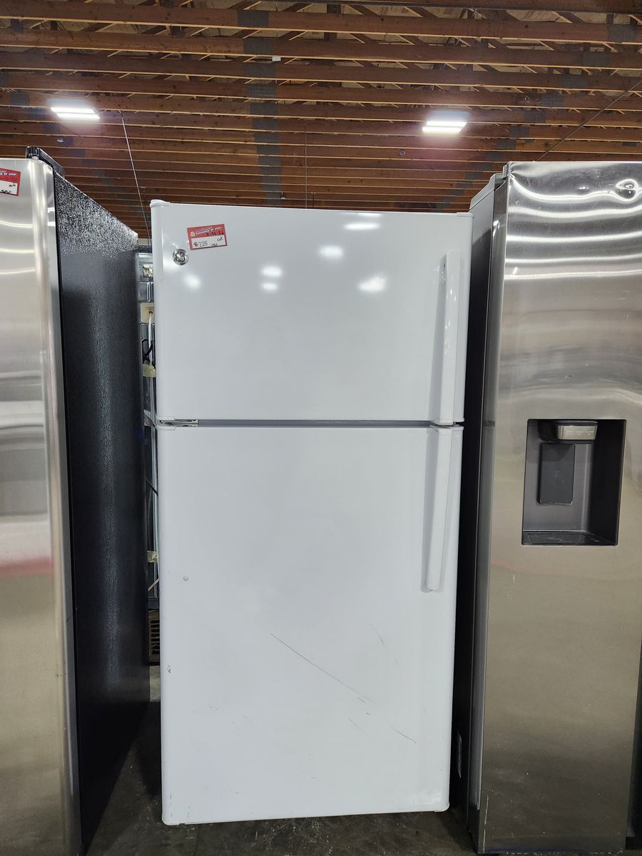 BEAUTIFUL WHITE GE TOP AND BOTTOM FRIDGE! W-WARRANTY
