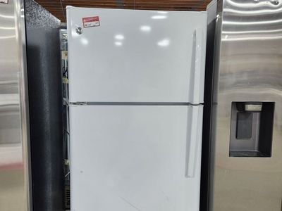 BEAUTIFUL WHITE GE TOP AND BOTTOM FRIDGE! W-WARRANTY