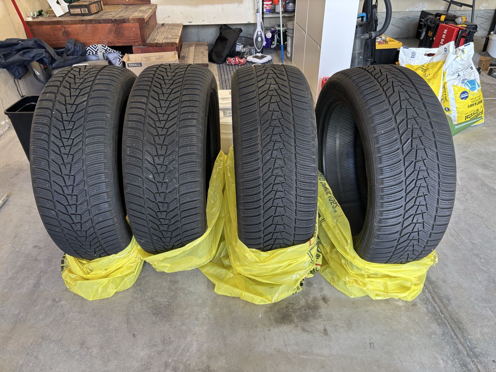 4 Hankook Studless Winter i*cept evo3 X tires