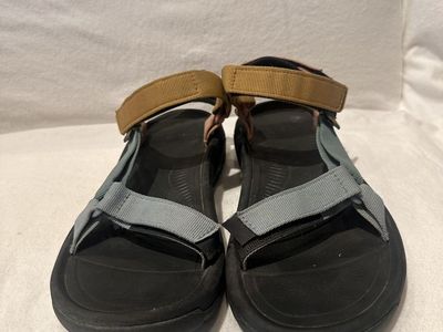 Teva women’s size 9 multicolored hiking sandals