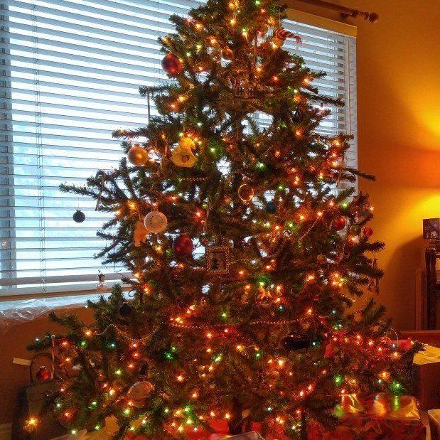 7.5 ft lighted Christmas tree