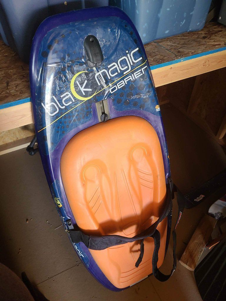 kneeboard with tow rope holder