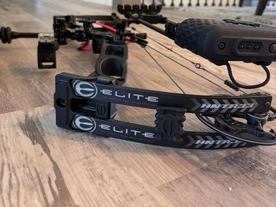 2025 Elite Hunter 33 Bow with Accessories