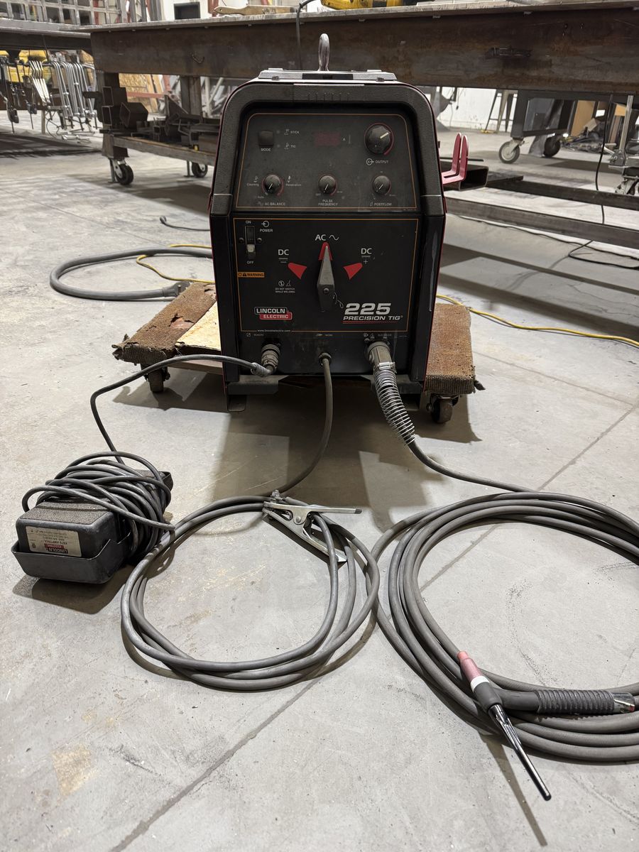 Welder Lincoln Electric 225 Tig welder
