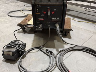 Welder Lincoln Electric 225 Tig welder