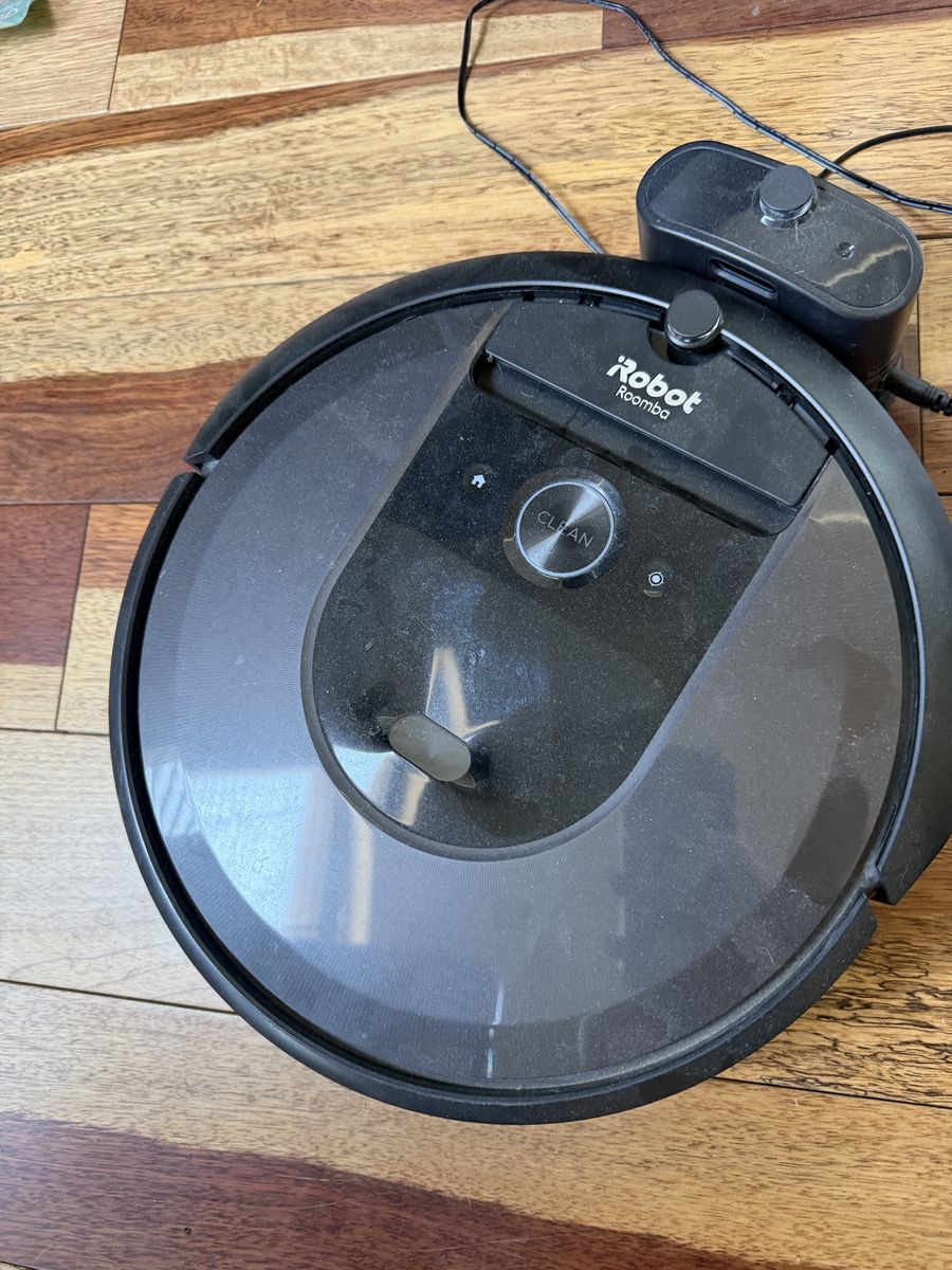 iRobot Roomba i7 Robot Vacuum with Charging Dock