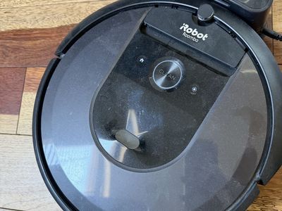 iRobot Roomba i7 Robot Vacuum with Charging Dock