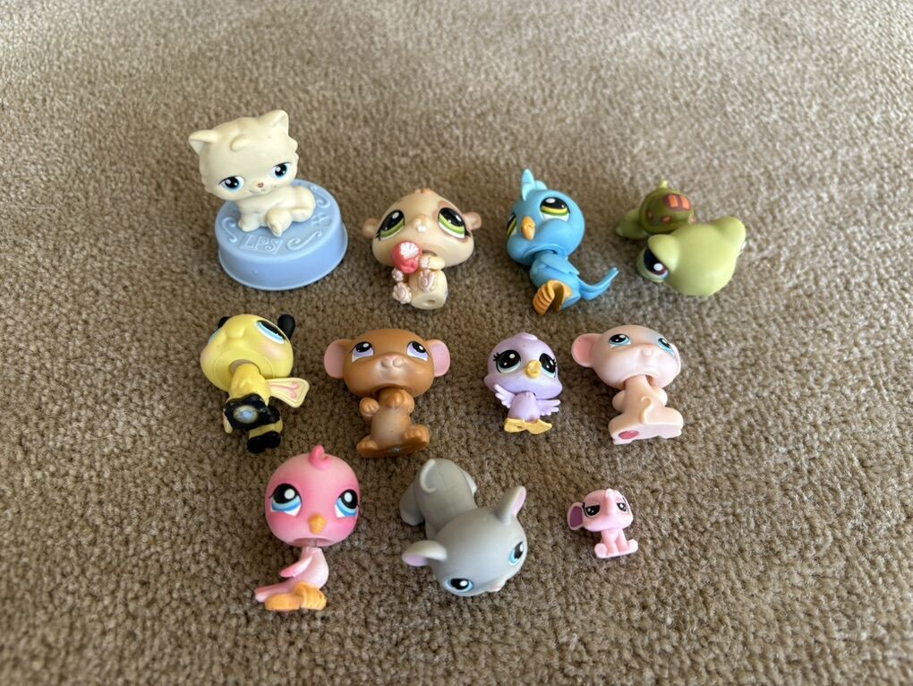 11 Littlest Pet Shop Figures (small/medium)