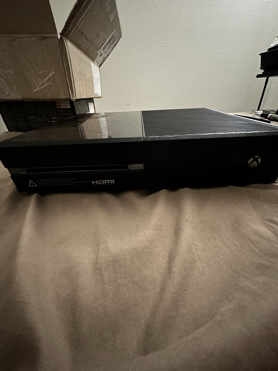 Xbox one with rechargeable controller battery pack (no power cable for the xbox)
