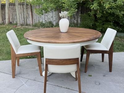 Beautiful Dinning SET table and chairs