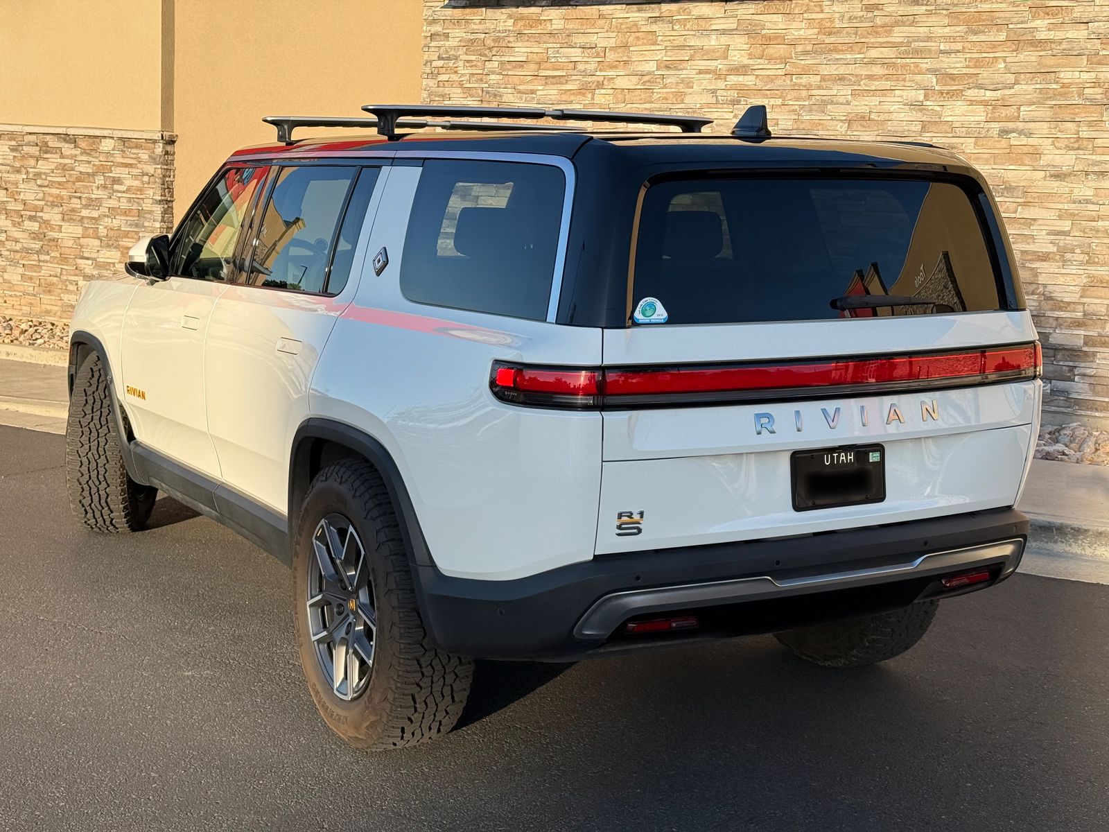 Rivian Cargo Crossbars – Bright/Silver – R1T/R1S – Includes Keys