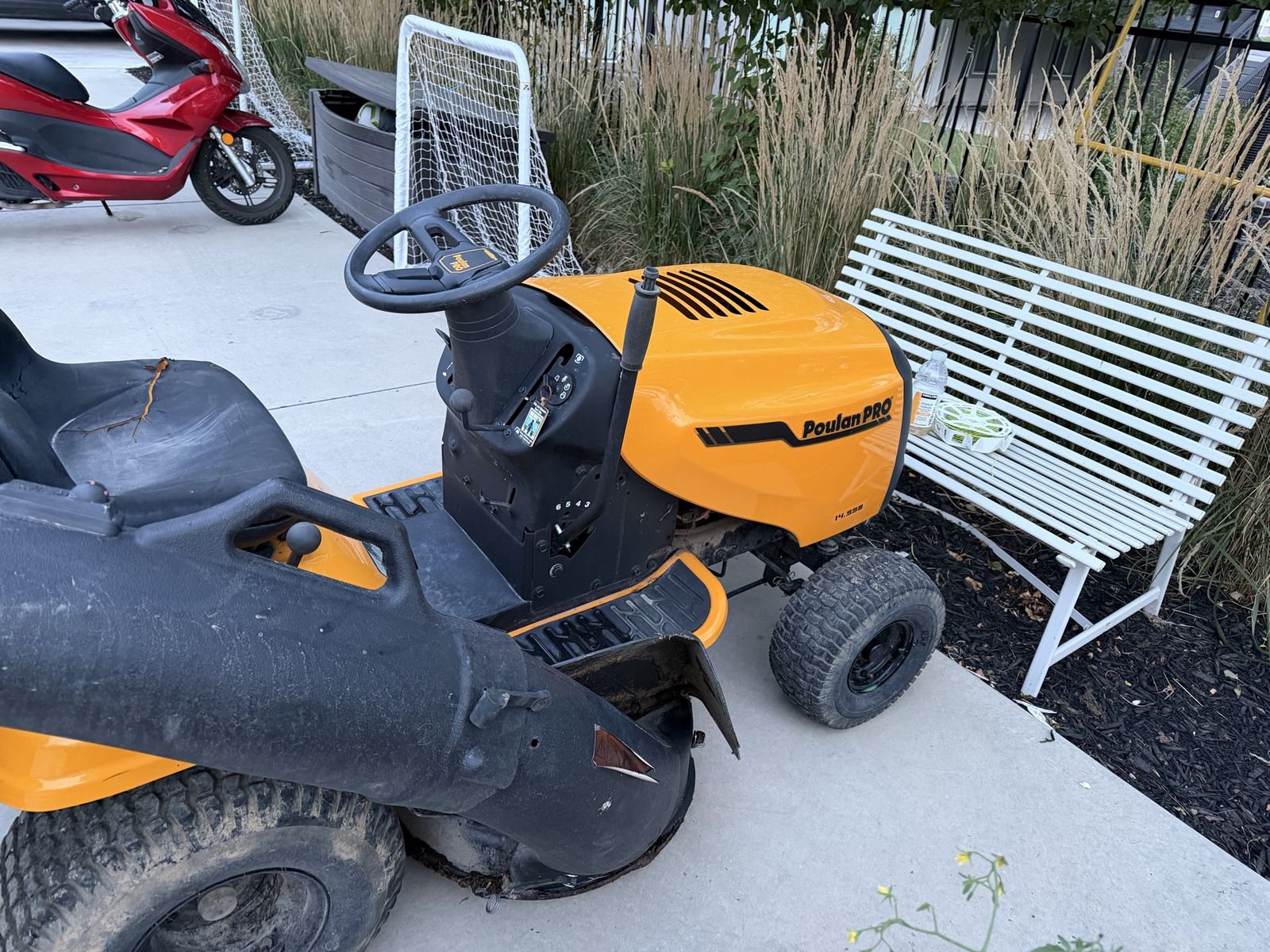 Poulan Pro Riding Lawn Mower with Bagger & New Battery. Works great