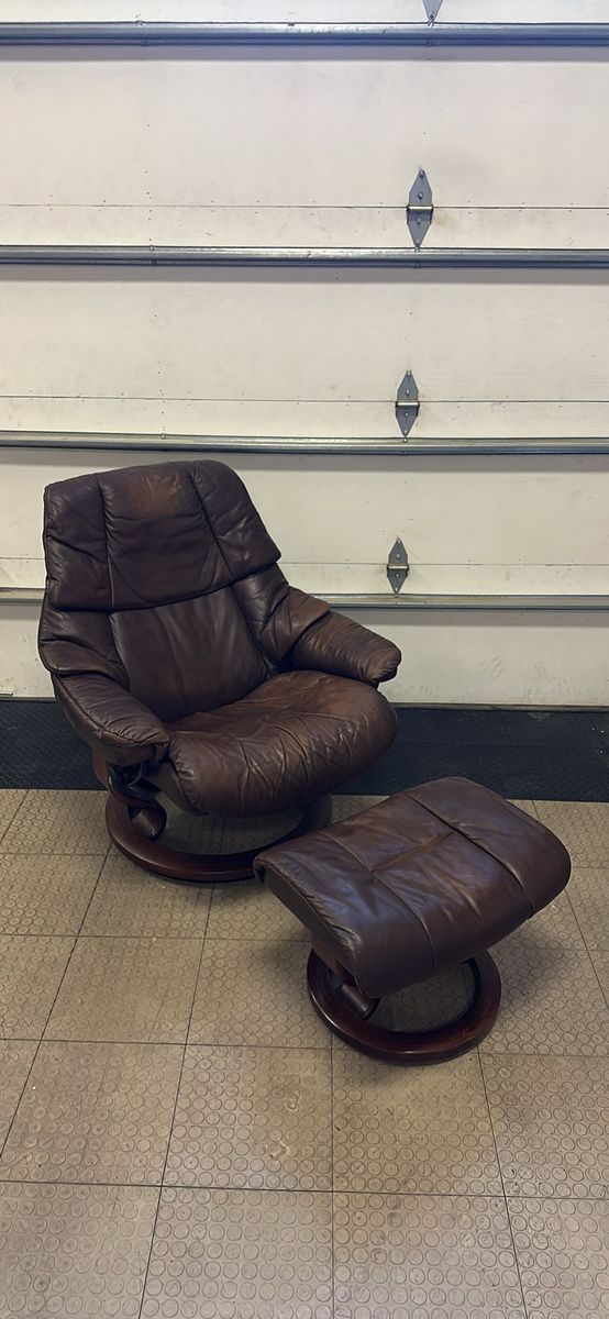 Stressless Reno recliner and ottoman set by Ekorne