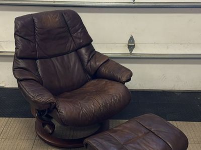 Stressless Reno recliner and ottoman set by Ekorne