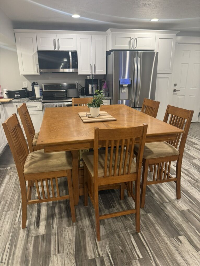 Dining Table & 6 Chairs