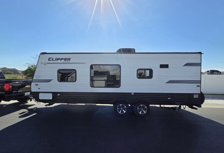 2018 Coachmen Clipper Ultra-Lite Travel Trailer - Excellent Condition, Ready for Adventure!