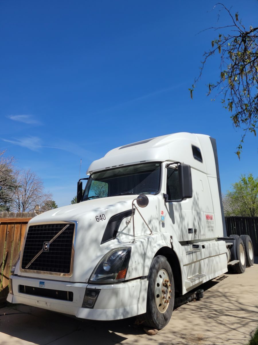 2011 Volvo VNL 670- Clean Title-Parts/Core/Project