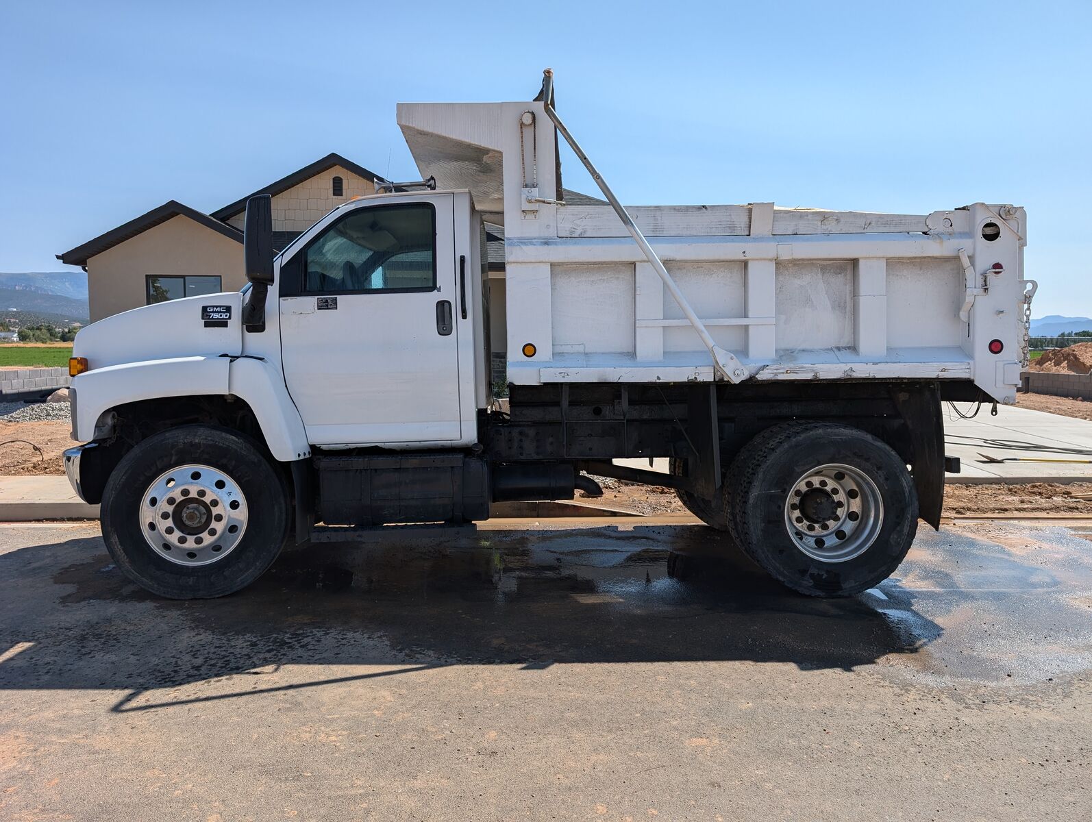 2007 GMC DUMP TRUCK
