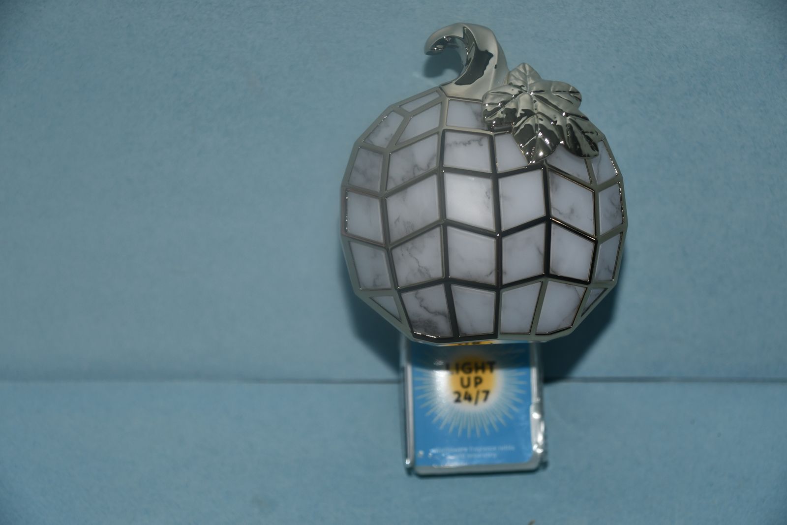 NEW ~ BATH & BODY WORKS PUMPKIN WALLFLOWER ~ FALL & HALLOWEEN ~ LIGHTS UP 24/7 ~ VERY PRETTY!
