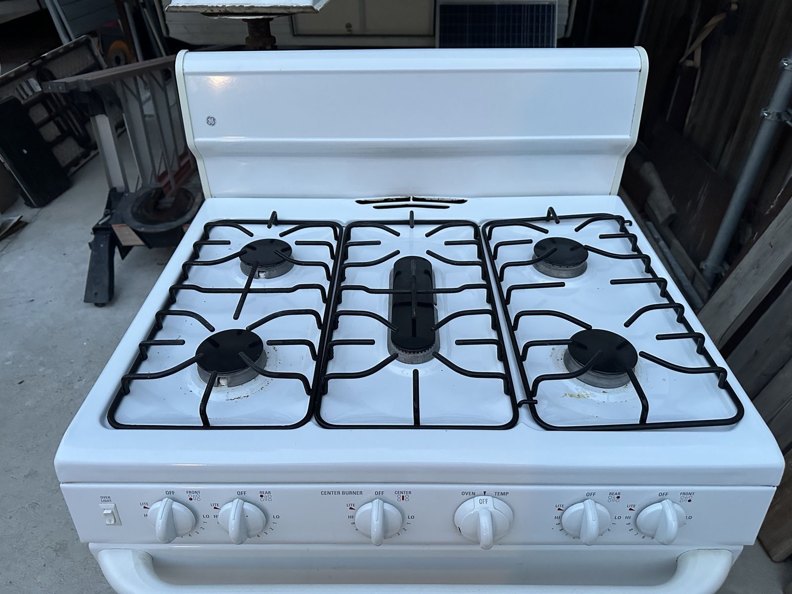 GE White Gas Range Stove with Center Burner
