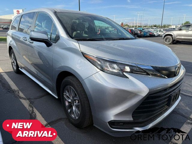 2025 Toyota Sienna LE 8-Passenger