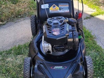 Craftsman lawn mower self propelled good working conditions.