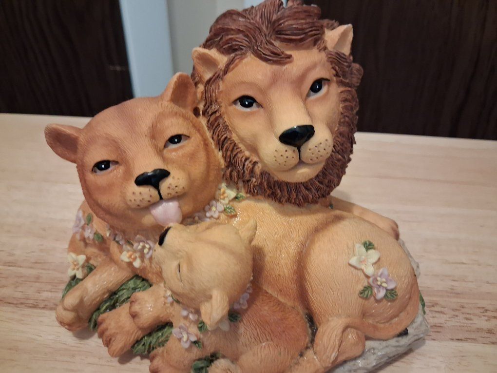 Vintage Lion Family Musical Figurine Wind Up Music Box Floral Accents