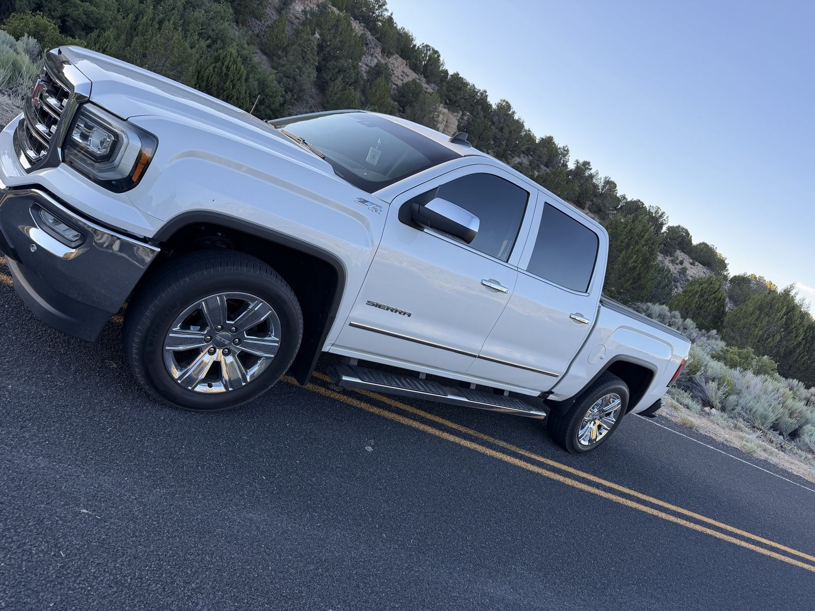 2018 GMC Sierra 1500 White Z71 Crew Cab Pickup Truck