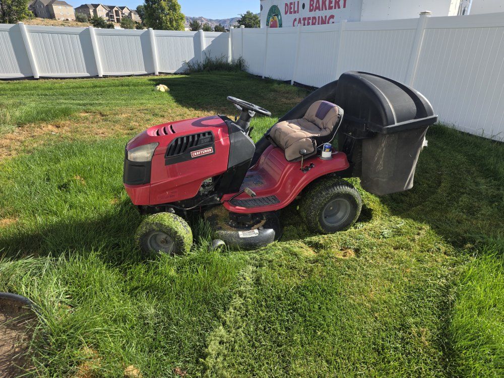 Craftsman Riding Lawn Mower with Grass Catcher Bagger - Red