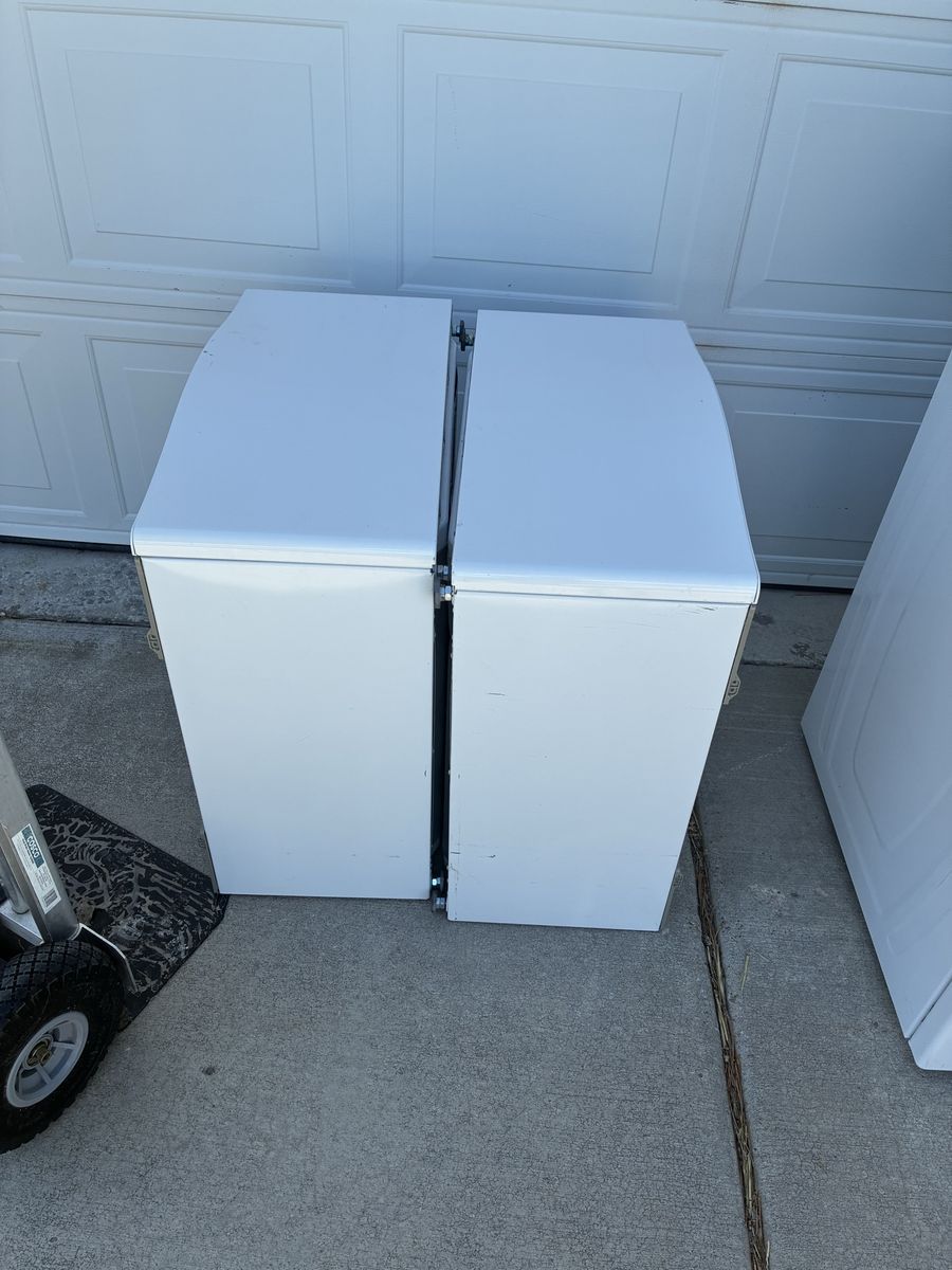 Washer dryer pedestal kit