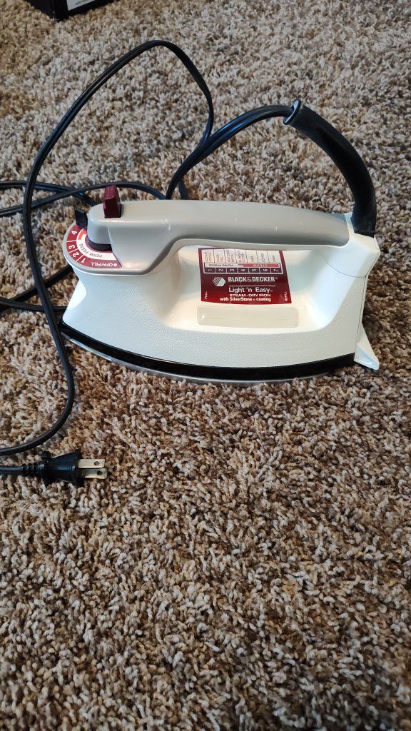 Black & Decker clothing steam iron - great working condition $5
