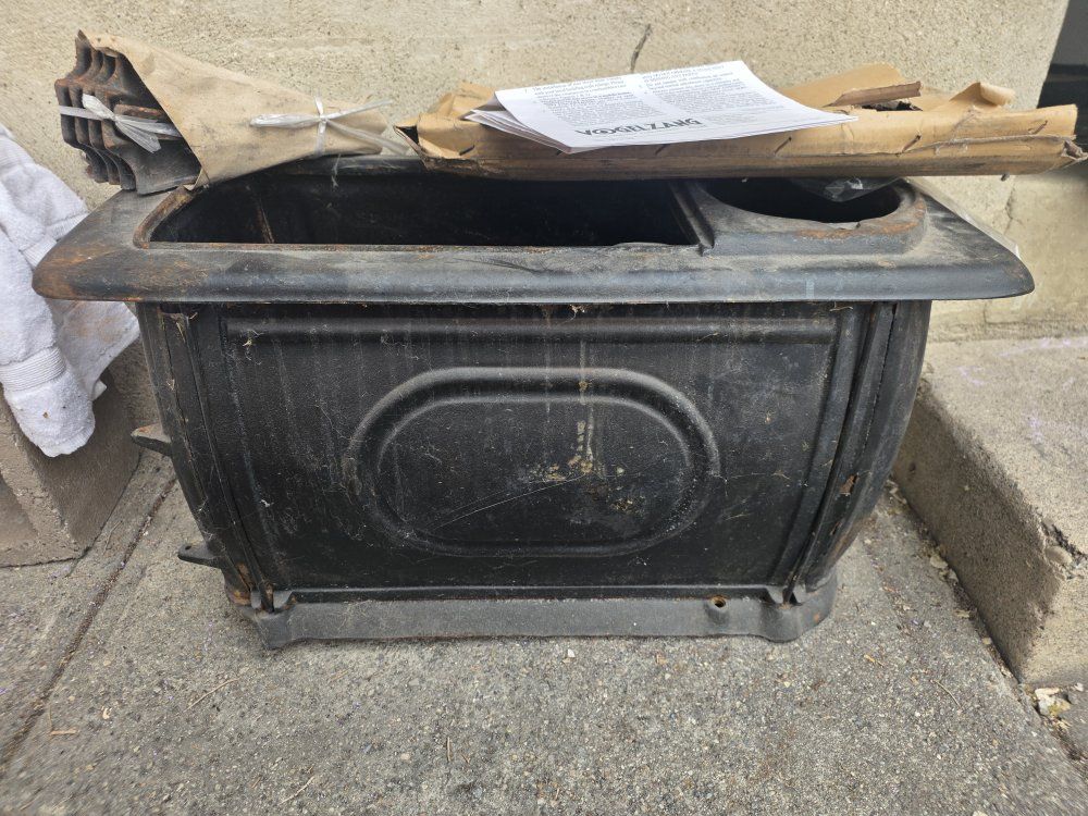 Vogelzang Standard Boxwood Stove BX26E Cast Iron Wood Burning stove