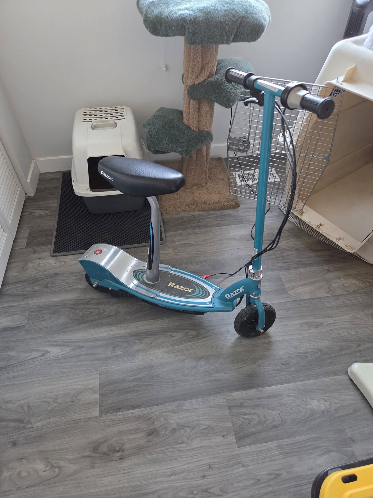 Razor scooter NEEDS A BATTERY ONLY LAST A FEW MINUTES