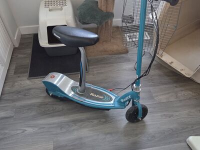 Razor scooter NEEDS A BATTERY ONLY LAST A FEW MINUTES