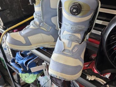 Vans Aura Women's Snowboard Boots, Light Blue & White, Boa Closure, Size 7,5