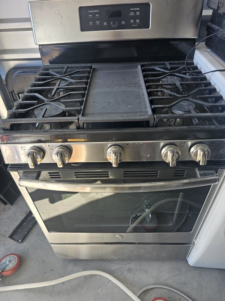 GE Stainless Steel Gas Range with Center Griddle