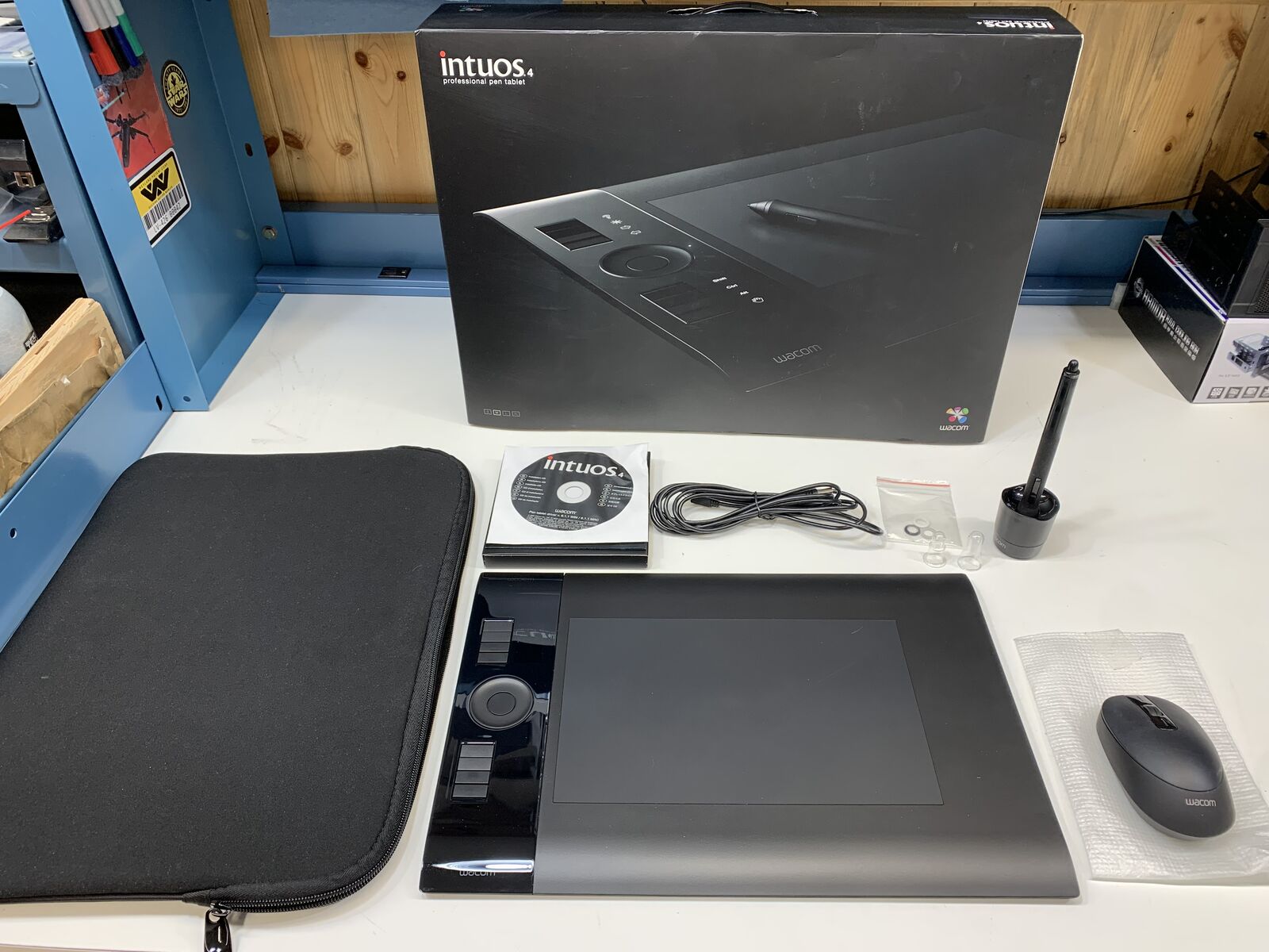 Wacom Intuos4 Medium PTK-640 Drawing Tablet - Near New, Tablet, Pen, Mouse, Box & Case
