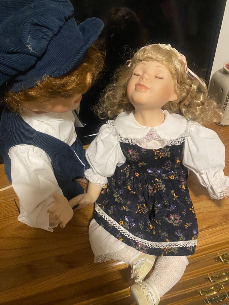 Porcelain Kissing Dolls