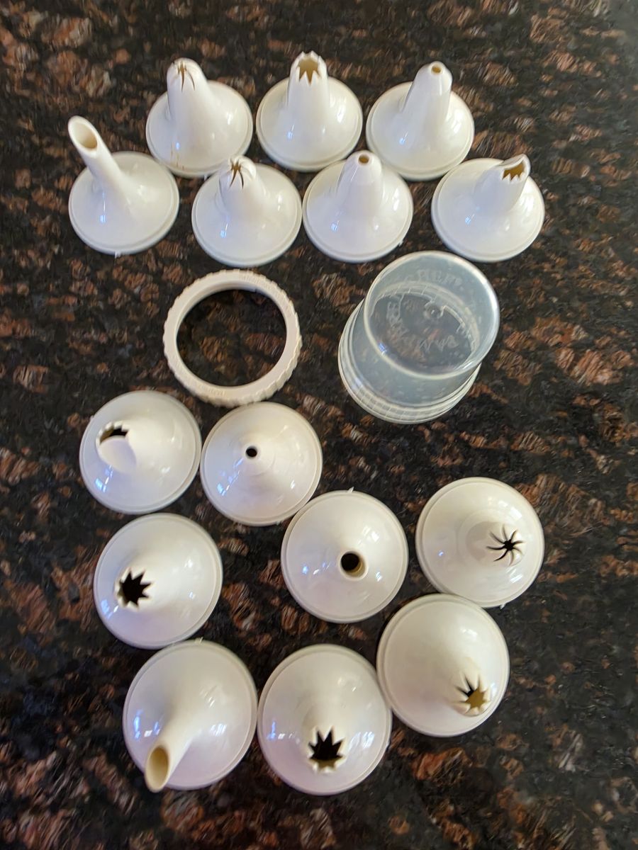 Pampered Chef Easy Accent Decorator Piping Tips & Accessories Set