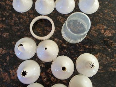 Pampered Chef Easy Accent Decorator Piping Tips & Accessories Set