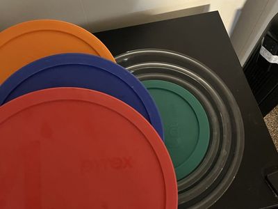 Pyrex bowls with lid