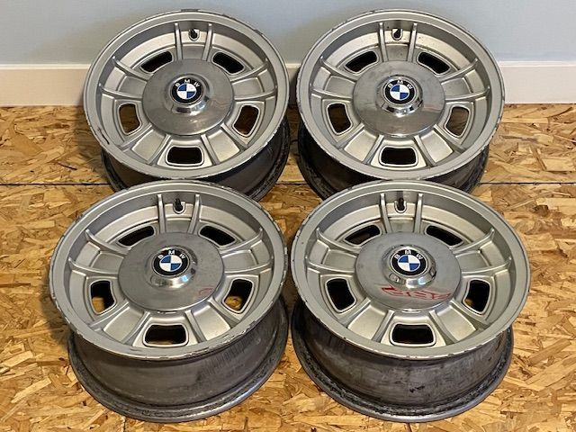 BMW E9 2800 3.0 csl factory 14” alloy wheels and center caps.