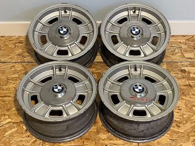 BMW E9 2800 3.0 csl factory 14” alloy wheels and center caps.