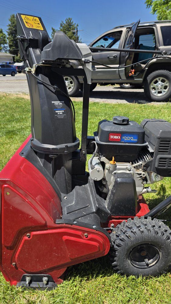 Toro SnowMaster 724 QXE Personal Pace Self-Propel Snow Blower 24-inch with Quick Stick Chute
