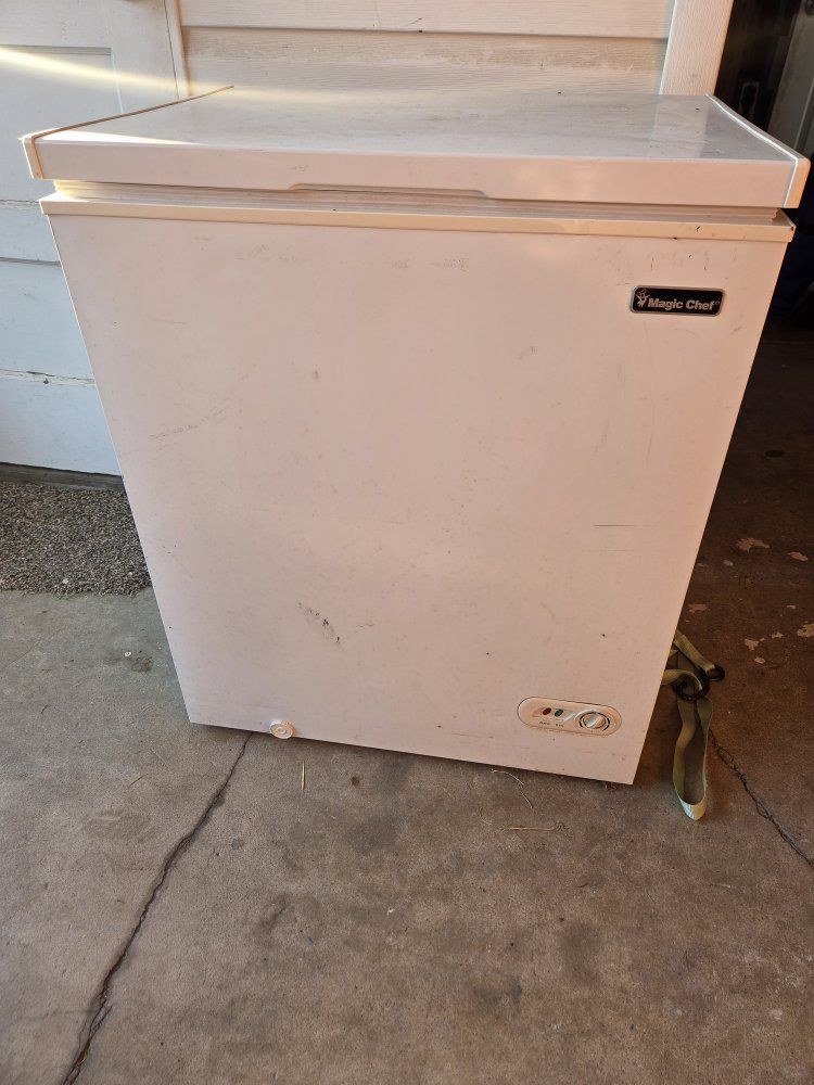 Magic Chef Compact Chest Freezer - White,  Garage Ready