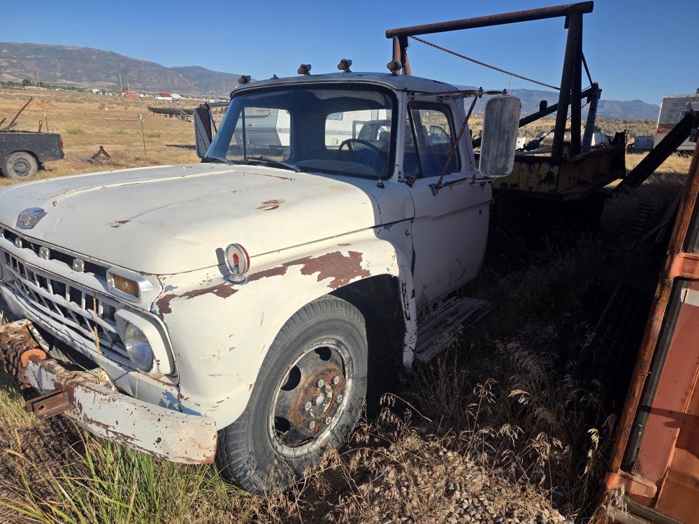 Vintage Ford F-600 Flatbed Truck - Project/Parts Vehicle (Non-Running)