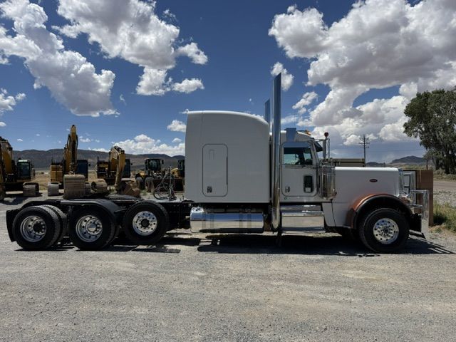 2015 Peterbilt 389 Tri Axle Sleeper